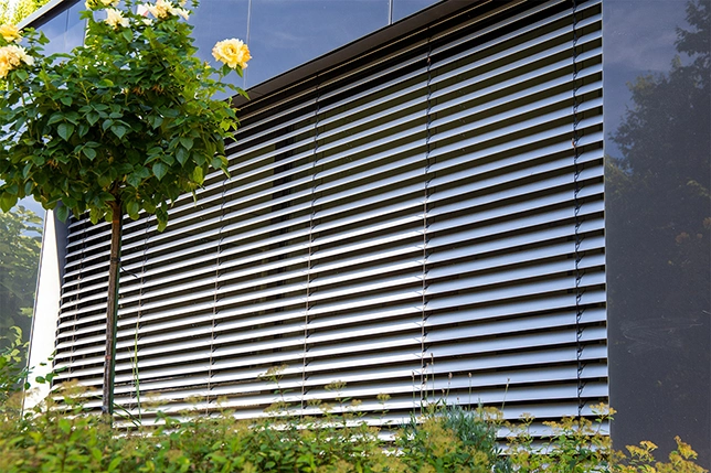 Modern solutions in controlling Venetian façade blinds